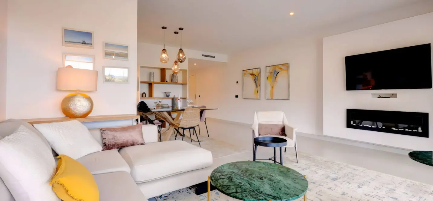 Sale of middle floor apartment in Estepona 2