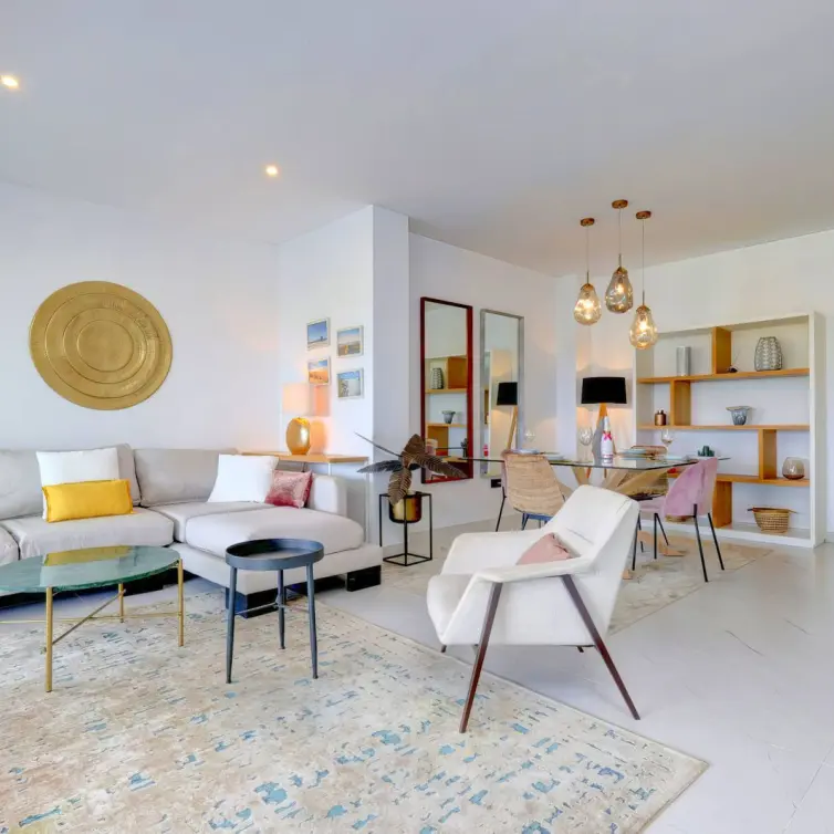 Sale of middle floor apartment in Estepona