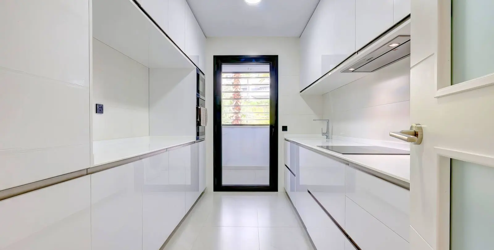 Sale of middle floor apartment in Estepona 5