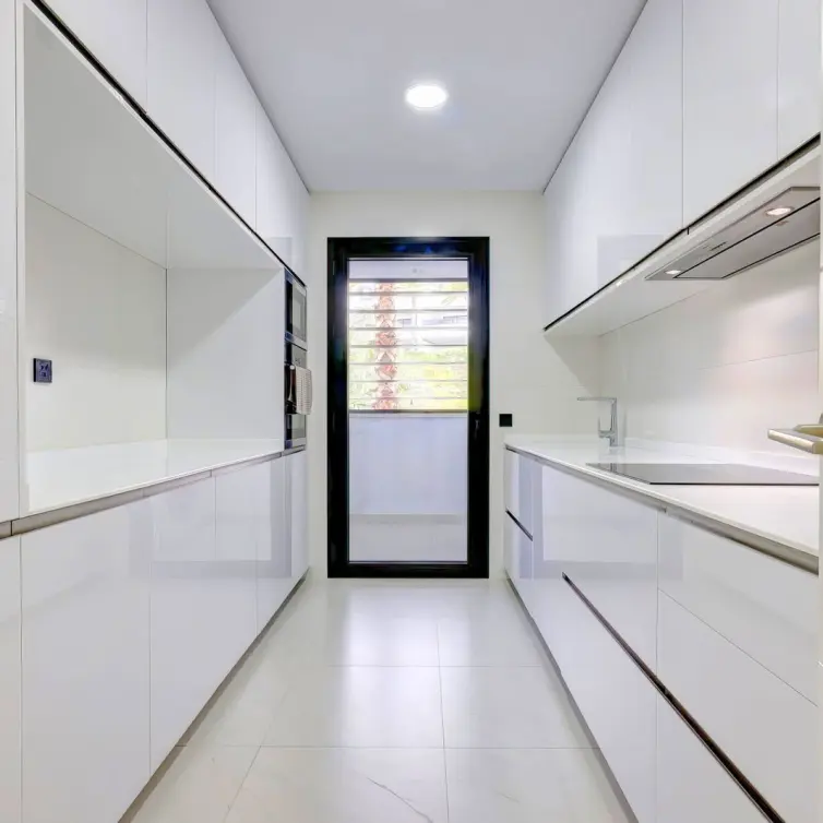 Sale of middle floor apartment in Estepona
