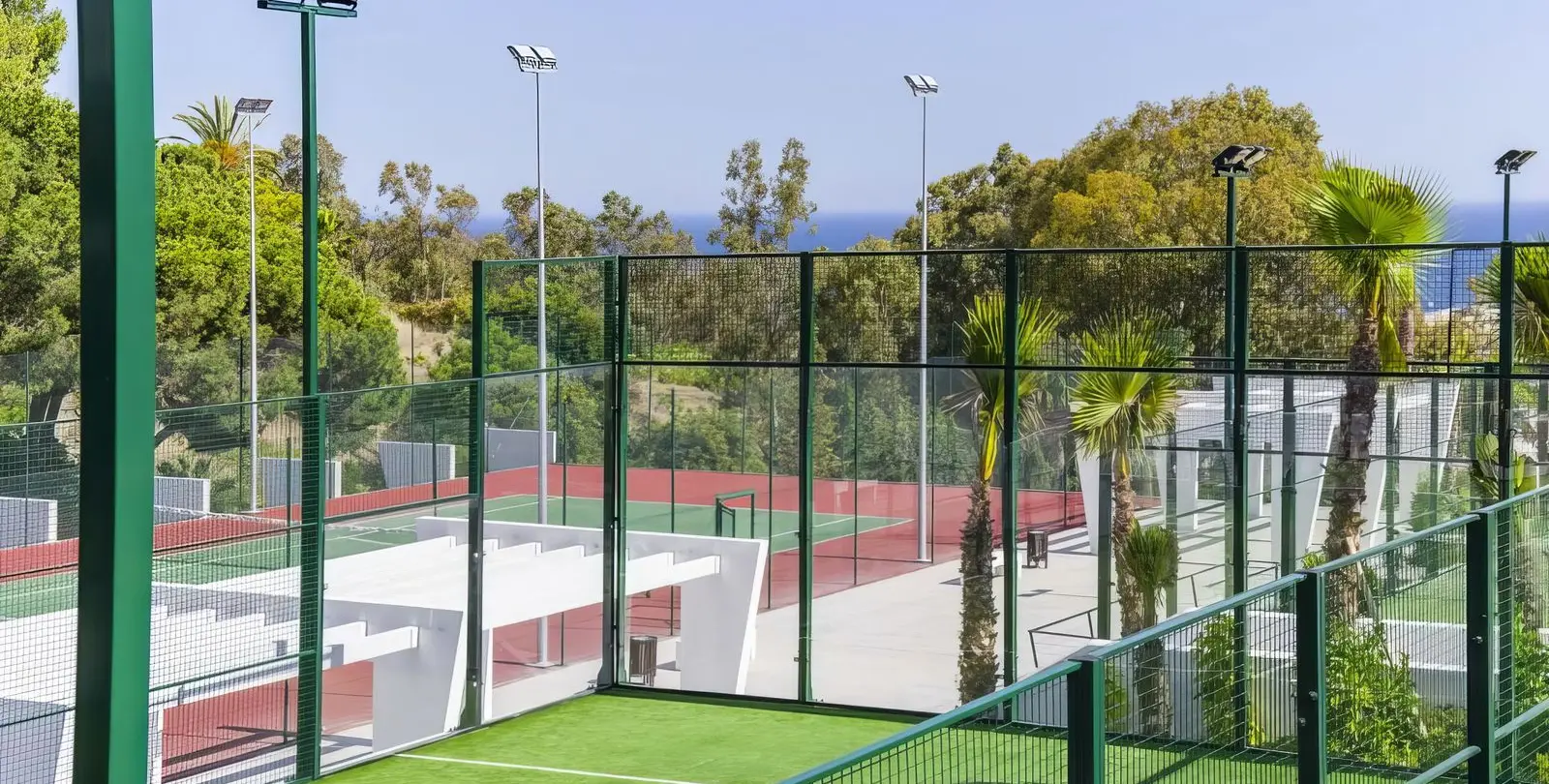 Sale of middle floor apartment in Estepona 41