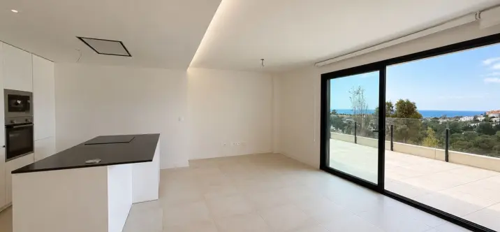 Venta de apartamento en planta media en Estepona 1