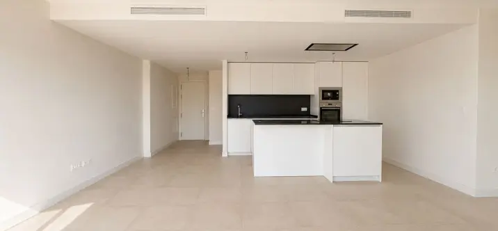 Venta de apartamento en planta media en Estepona 2