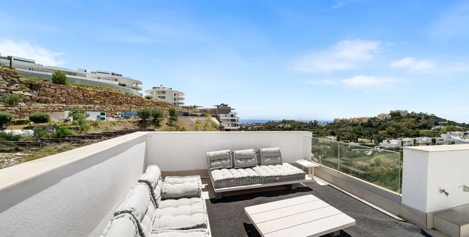Sale of penthouse in Benahavís 13