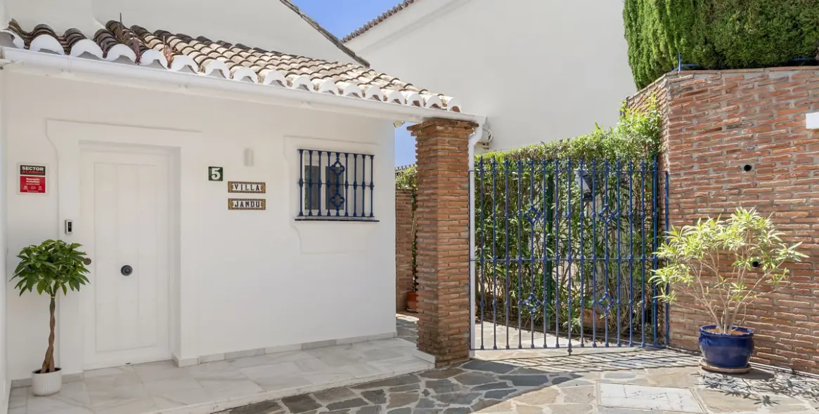 Sale of detached villa in El Chaparral 3