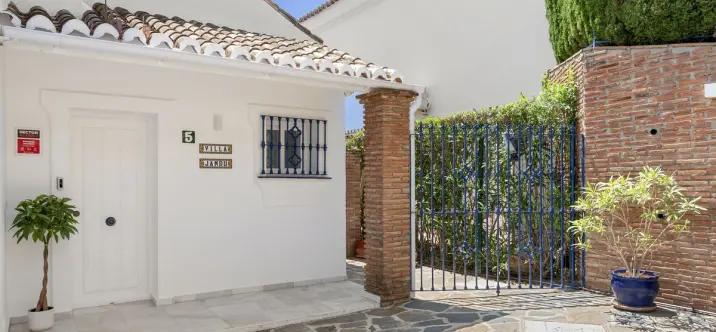 Sale of detached villa in El Chaparral 2