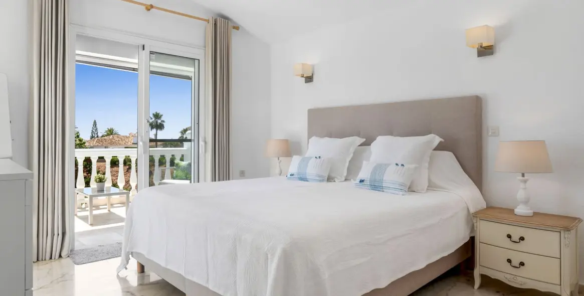 Sale of detached villa in El Chaparral 15