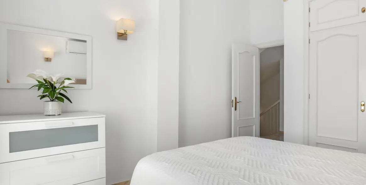 Sale of detached villa in El Chaparral 23