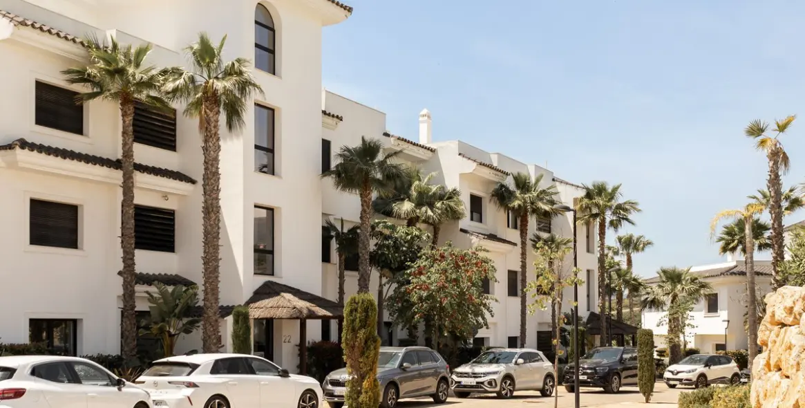 Sale of ground floor apartment in Estepona 2