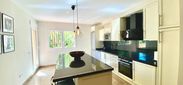 Sale of middle floor apartment in The Golden Mile 2