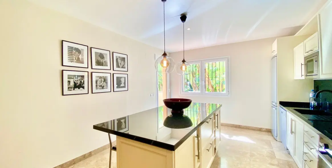 Sale of middle floor apartment in The Golden Mile 4