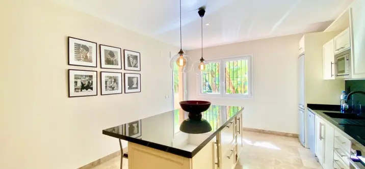 Sale of middle floor apartment in The Golden Mile 3