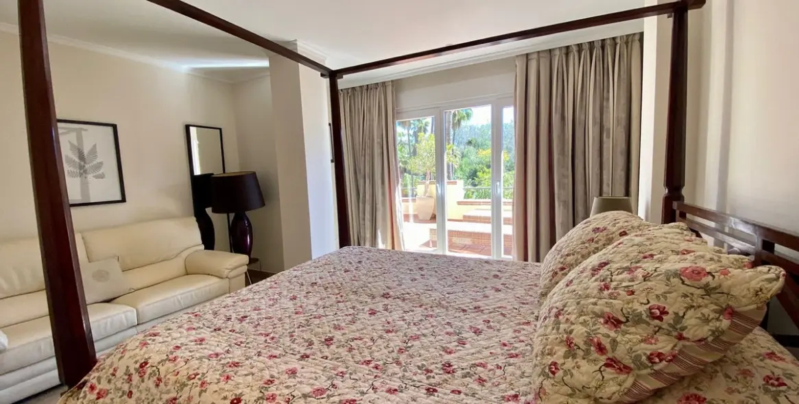 Sale of middle floor apartment in The Golden Mile 16