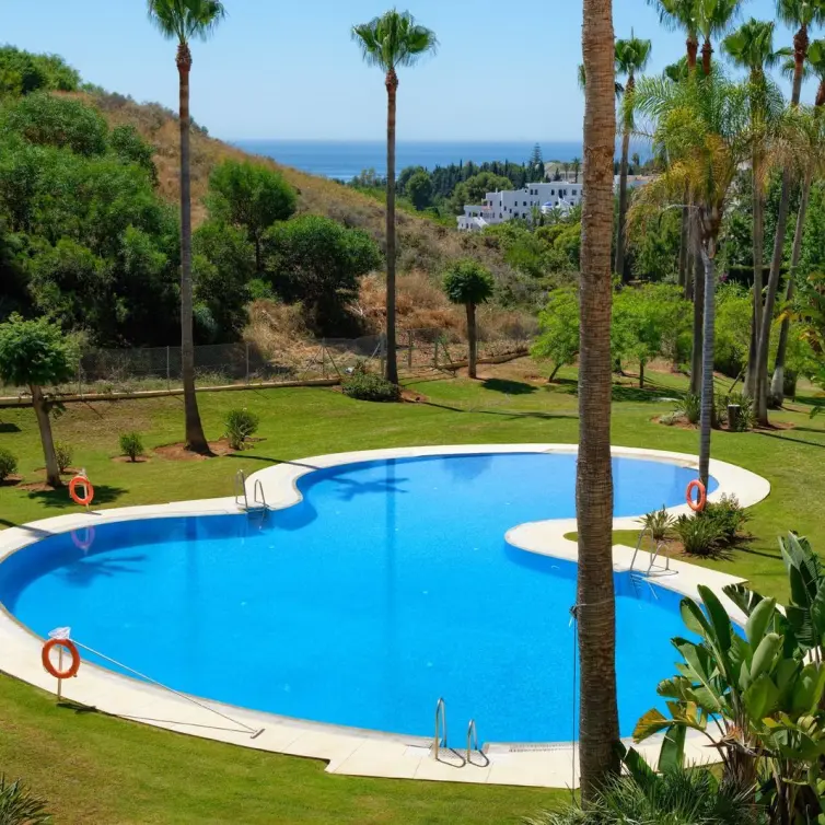 Sale of middle floor apartment in The Golden Mile
