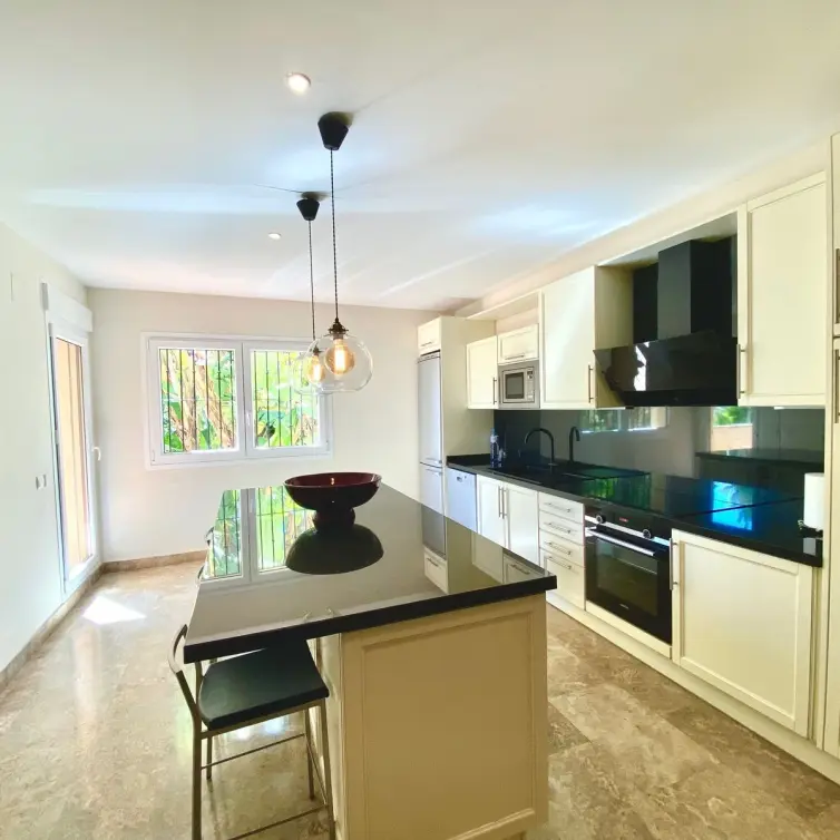 Sale of middle floor apartment in The Golden Mile