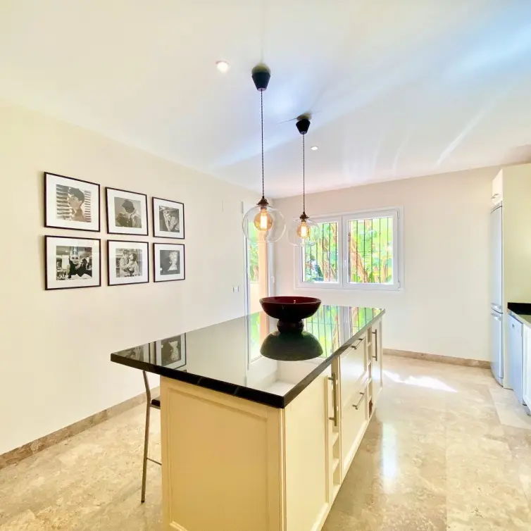 Sale of middle floor apartment in The Golden Mile
