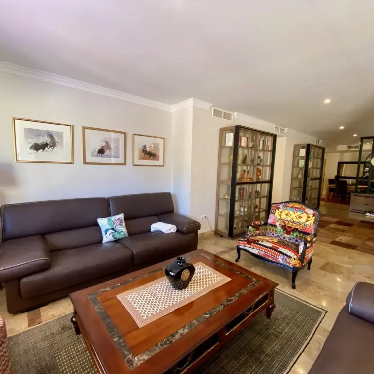 Sale of middle floor apartment in The Golden Mile