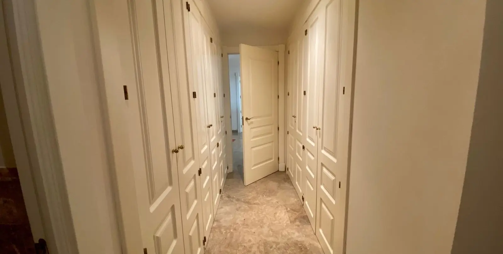 Venta de apartamento en planta media en The Golden Mile 26