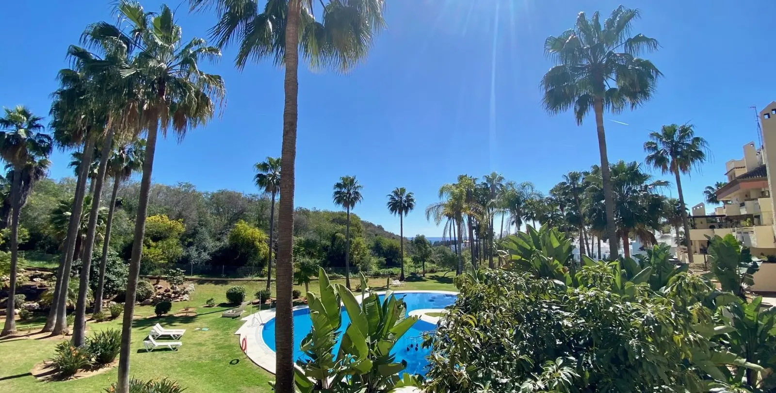 Venta de apartamento en planta media en The Golden Mile 33