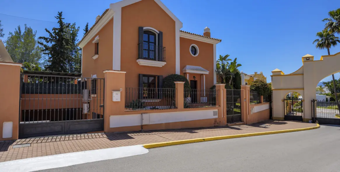 Продажа  отдельно стоящей виллы в Guadalmina Alta 42