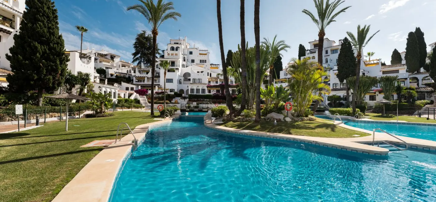 Venta de apartamento en planta media en Nueva Andalucía 1