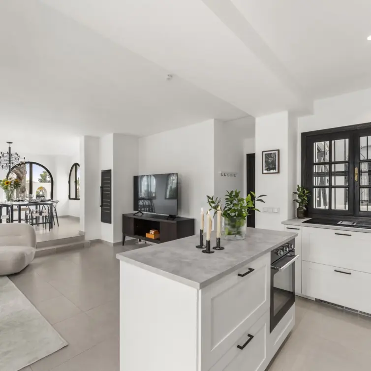 Venta de apartamento en planta media en Nueva Andalucía