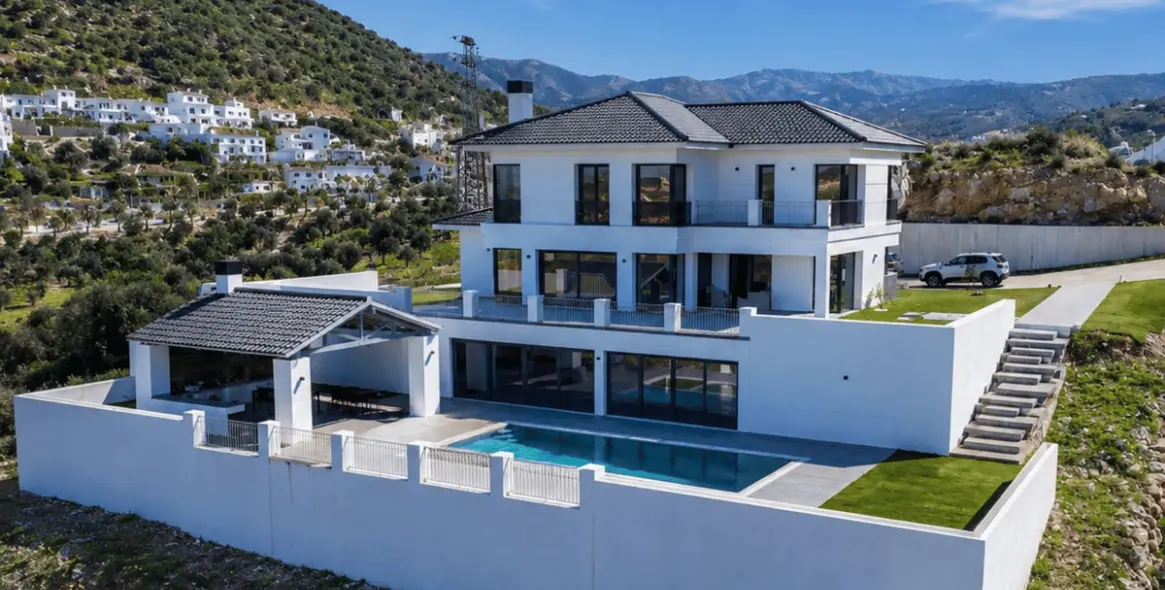 Sale of detached villa in Coín 1
