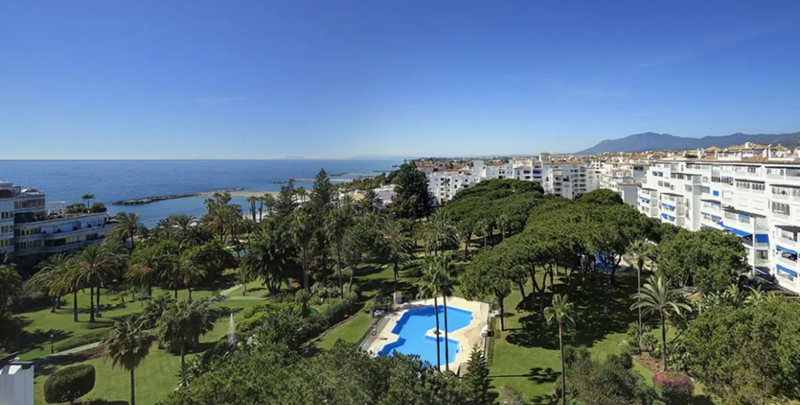 Продажа двухуровневого пентхауса в Puerto Banús 1