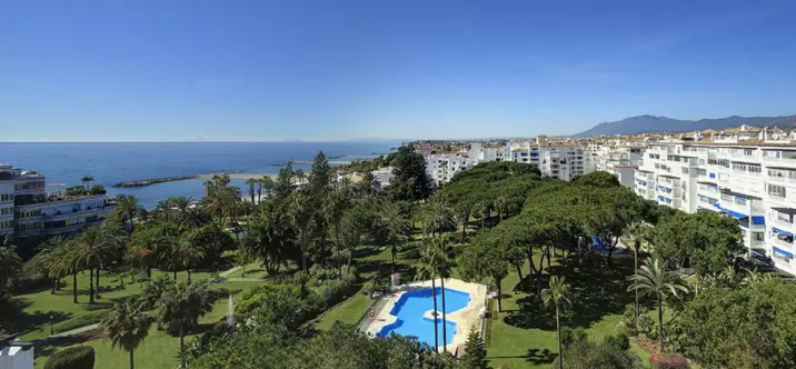 Продажа двухуровневого пентхауса в Puerto Banús 0