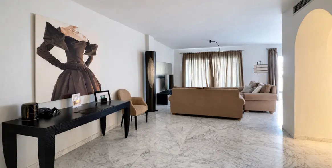 Продажа двухуровневого пентхауса в Puerto Banús 5