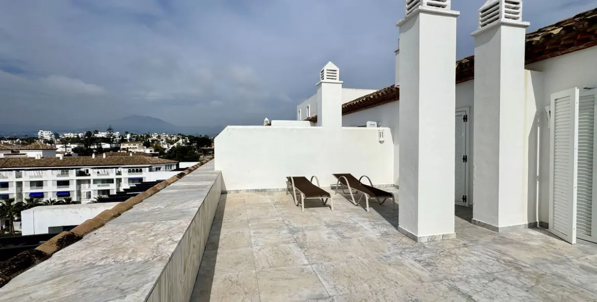 Продажа двухуровневого пентхауса в Puerto Banús 41