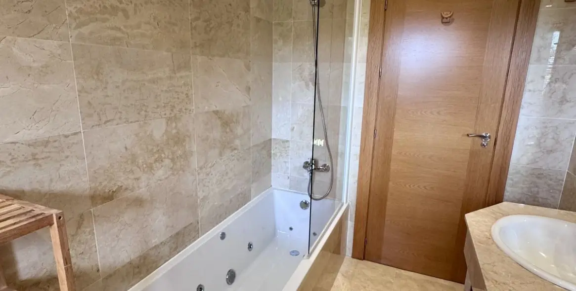 Long-term rent of middle floor apartment in Elviria 20