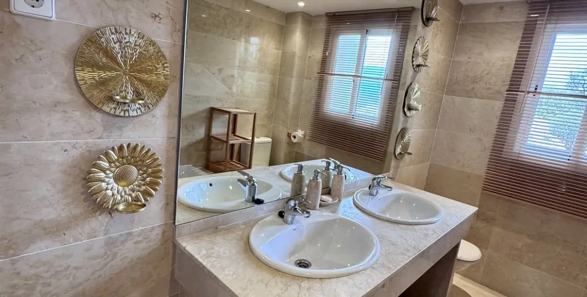 Long-term rent of middle floor apartment in Elviria 24