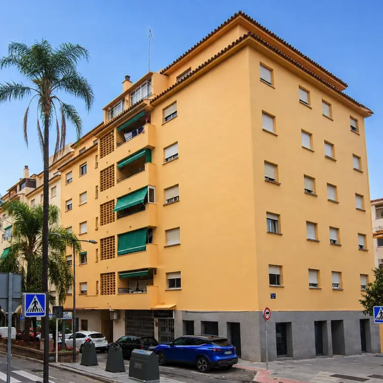 Venta de apartamento en planta media en Marbella