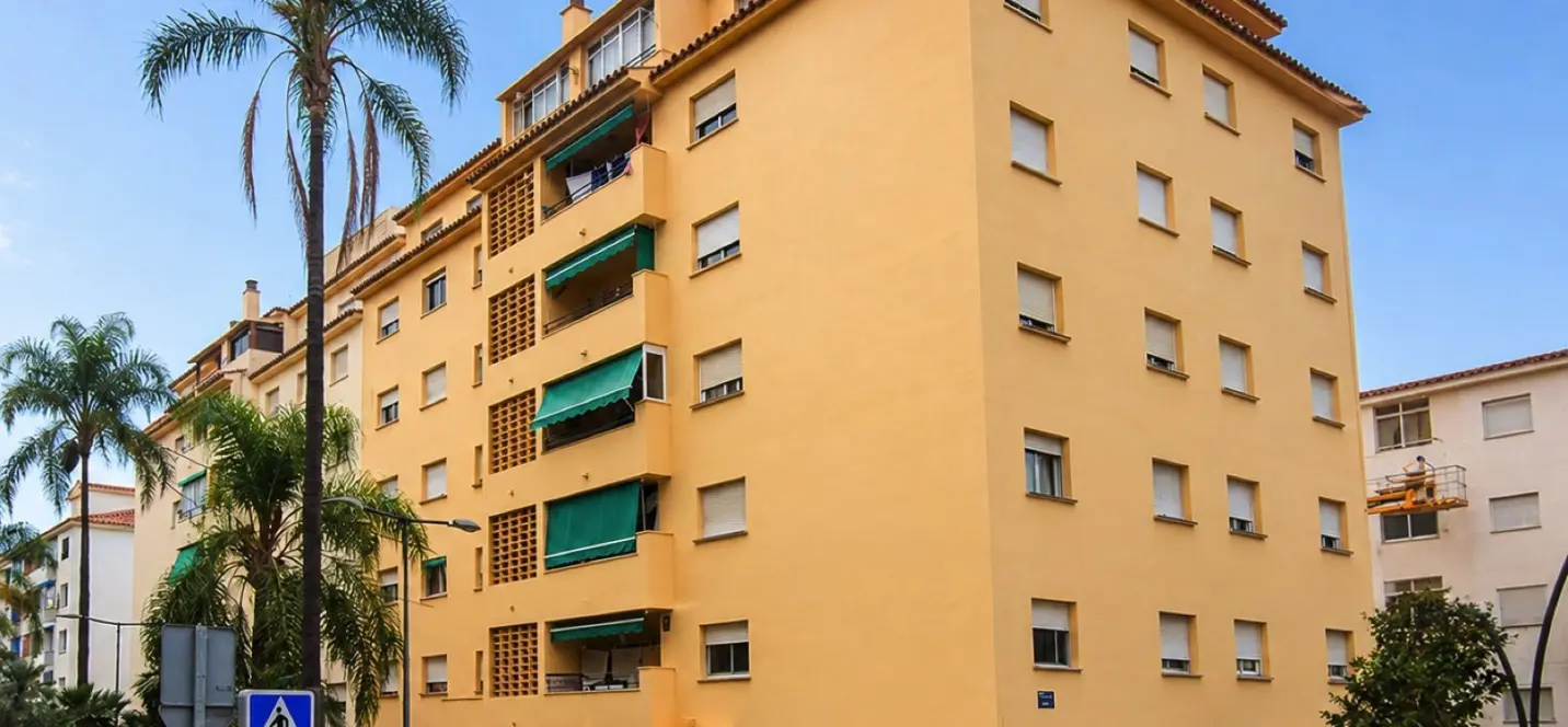 Venta de apartamento en planta media en Marbella 0