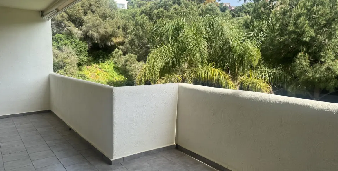 Sale of middle floor apartment in Elviria 1