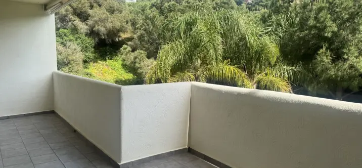 Sale of middle floor apartment in Elviria 0