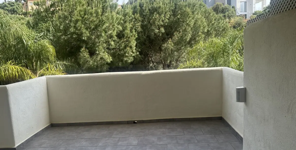Sale of middle floor apartment in Elviria 2