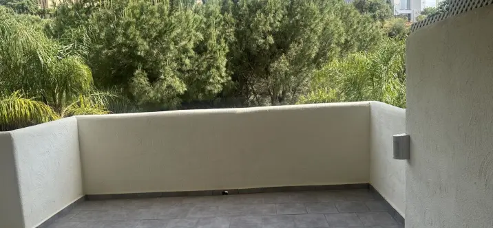 Sale of middle floor apartment in Elviria 1