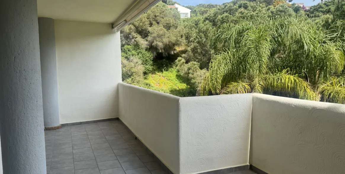Sale of middle floor apartment in Elviria 10
