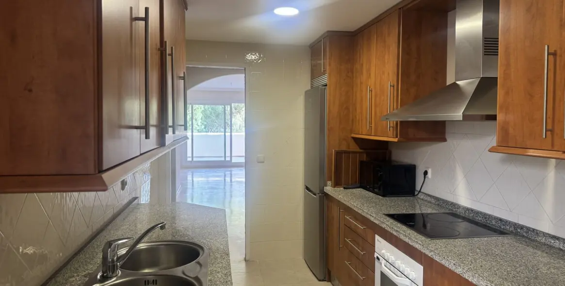 Sale of middle floor apartment in Elviria 12