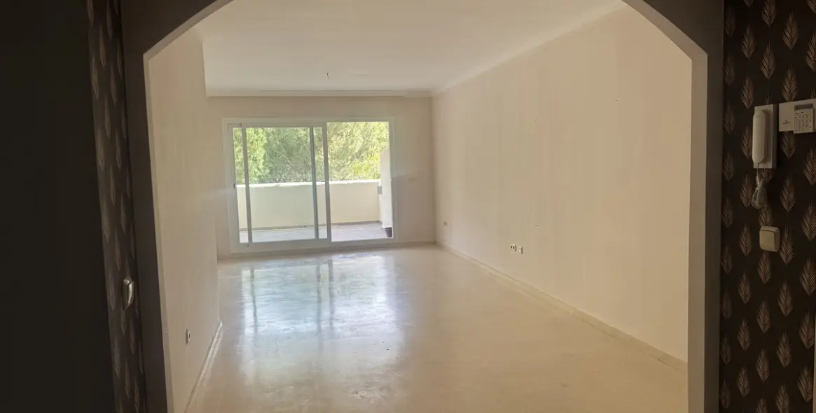 Sale of middle floor apartment in Elviria 17