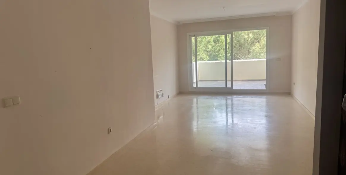 Sale of middle floor apartment in Elviria 18