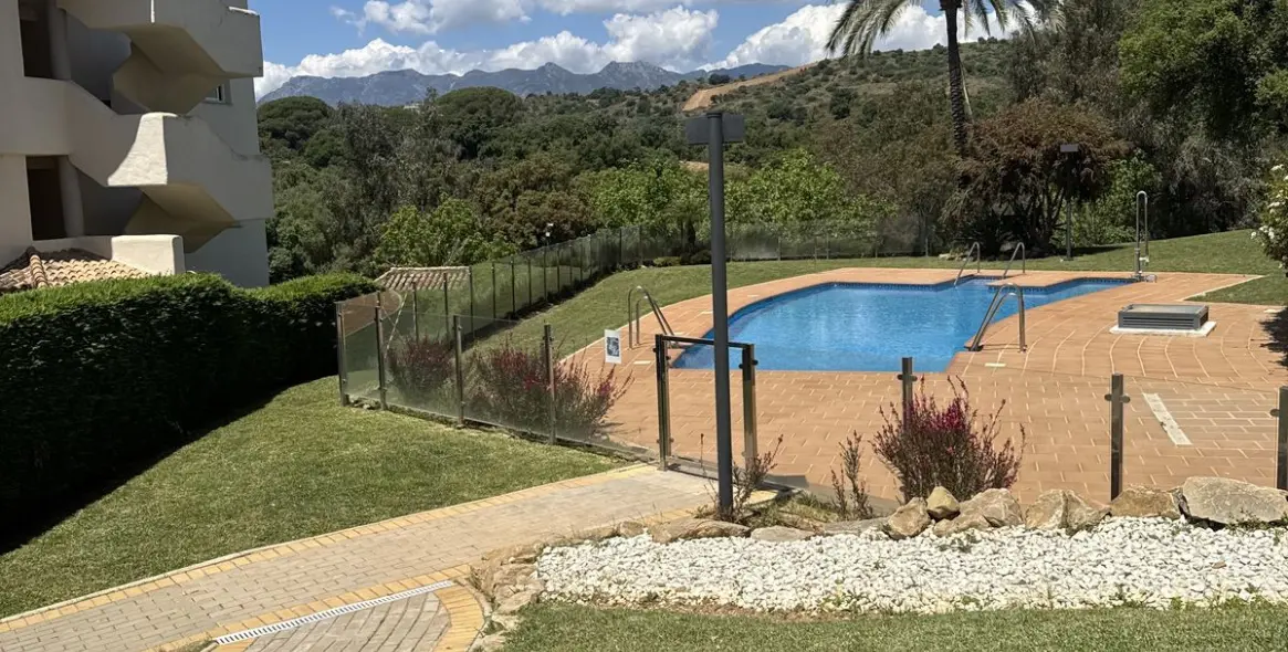 Sale of middle floor apartment in Elviria 19