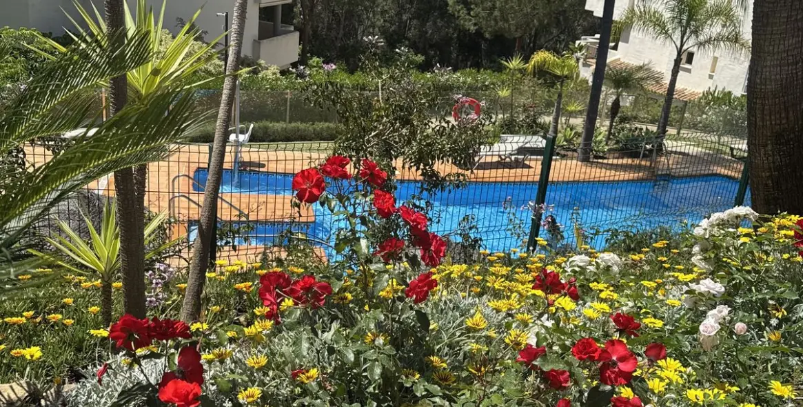 Sale of middle floor apartment in Elviria 20
