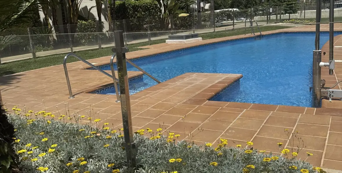Sale of middle floor apartment in Elviria 21