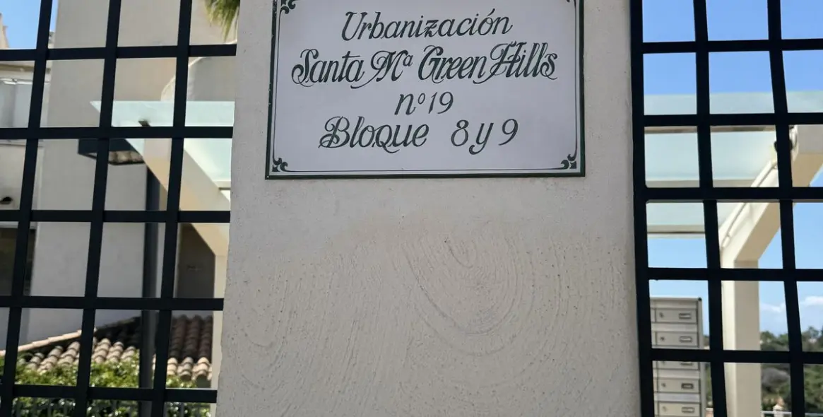 Sale of middle floor apartment in Elviria 26