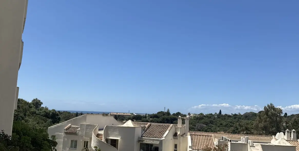 Sale of middle floor apartment in Elviria 27