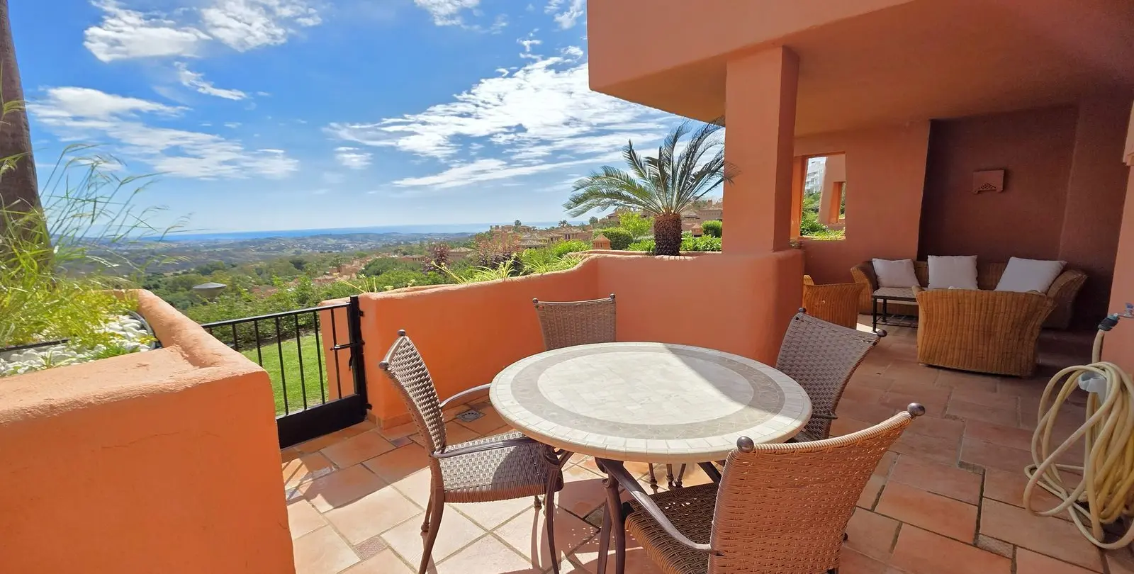 Sale of ground floor apartment in La Mairena 10