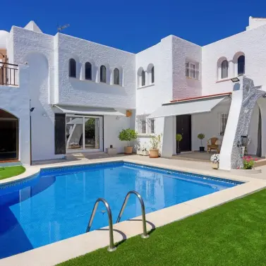 Venta de villa independiente en Los Pacos